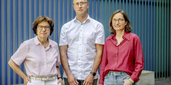 100,000x Thinner Than Hair, Nanotubes Slowed by Light in Water