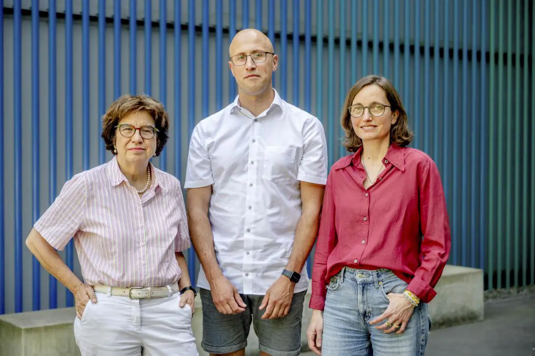 100,000x Thinner Than Hair, Nanotubes Slowed by Light in Water