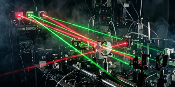 Red and green laser beams crossing an optical bench