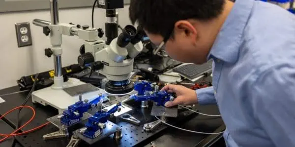 Chip-Scale Device Controls Sound Waves Like Real Atoms