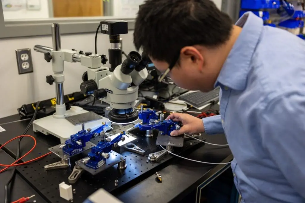 Chip-Scale Device Controls Sound Waves Like Real Atoms
