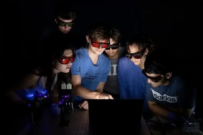 Spanish Quantum physics lab equipment for students to learn quantum