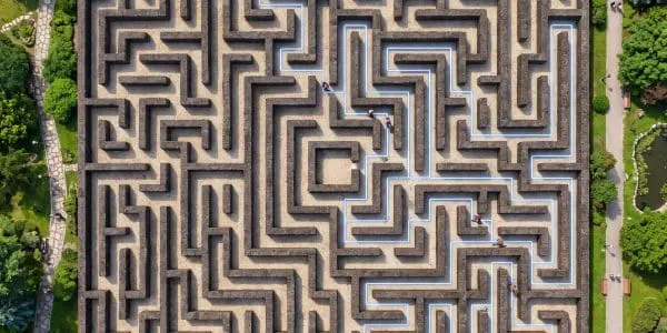 Photonic Reinforcement Learning Beats Dijkstra Routing Algorithm