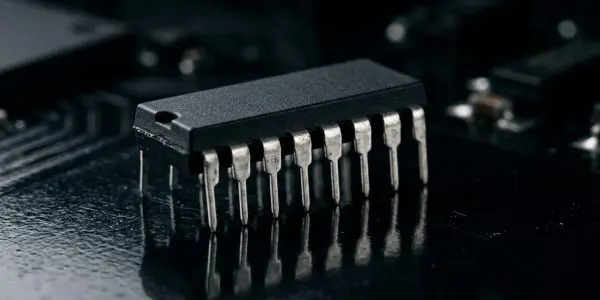 A dual-in-line integrated circuit on a reflective surface