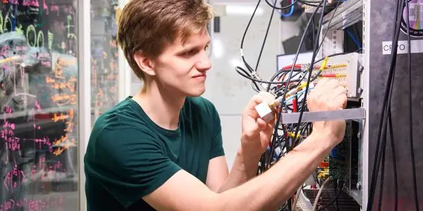 Spin-off founder Martin Stadler demonstrates how the Qendra control system works