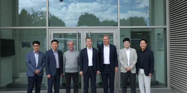 From left to right: Jungseok Kim, Director at KRIBB , Taeho Kwon, Principal Researcher at KRIBB, Jean Senellart, Chief