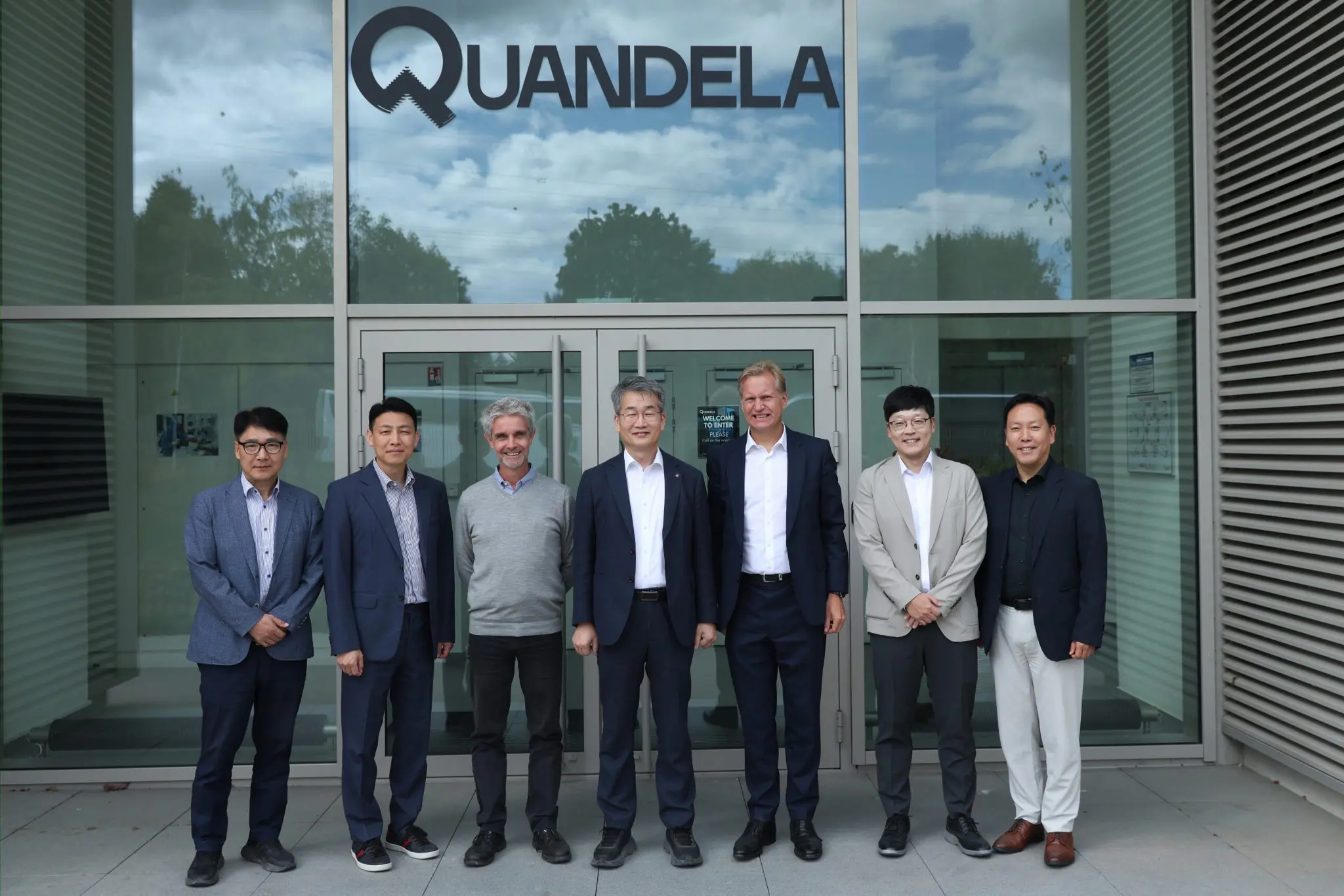 From left to right: Jungseok Kim, Director at KRIBB , Taeho Kwon, Principal Researcher at KRIBB, Jean Senellart, Chief