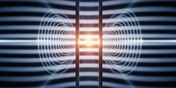 Concentric field rings flare symmetrically from a glowing particle between two plates