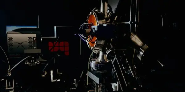 Universal Quantum decoder cuts errors in linked qubits