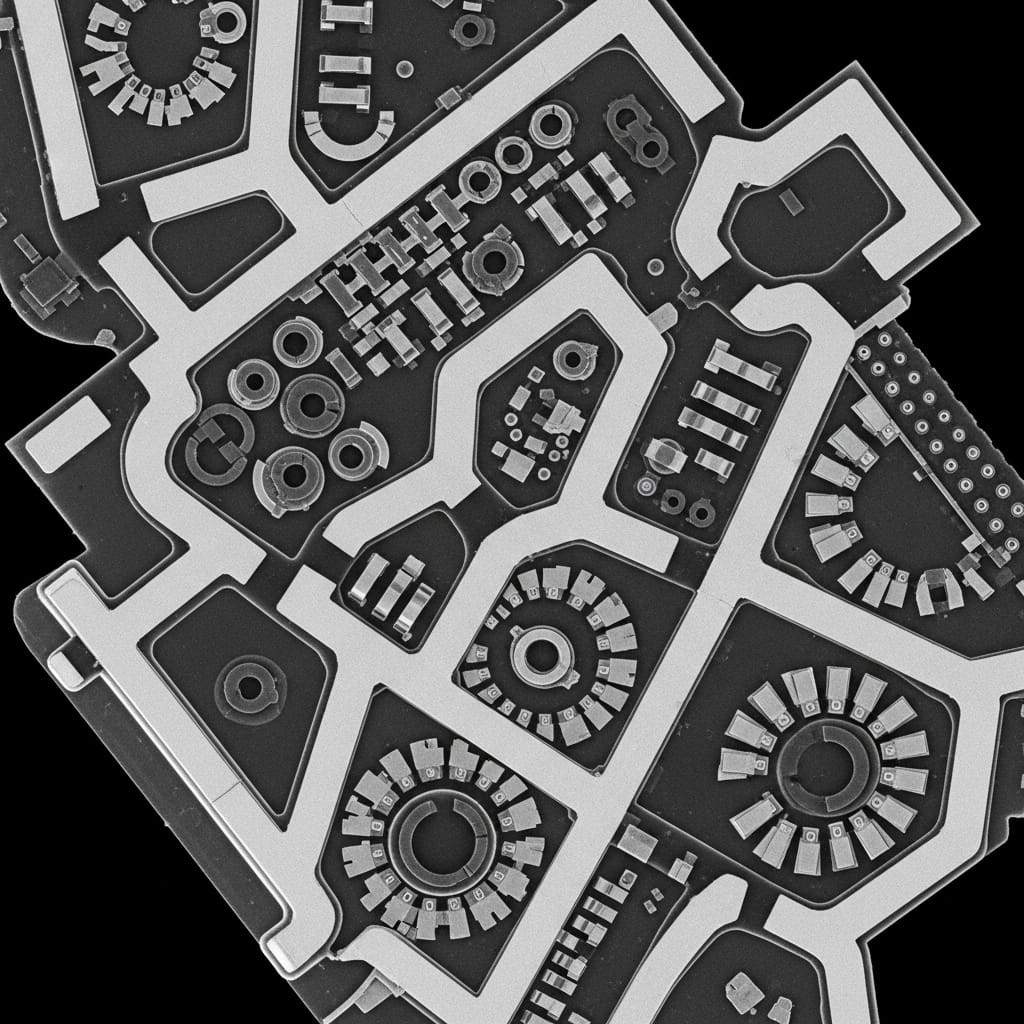 Altermagnet Josephson Junctions Enable Magnetic-Field-Free, Parity-Protected Qubit Based on Andreev Bound State Spectrum