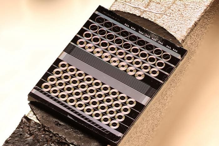 Ultra-Broadband Photonic Chip Enhances Optical Signal Amplification For Next-Generation Communication