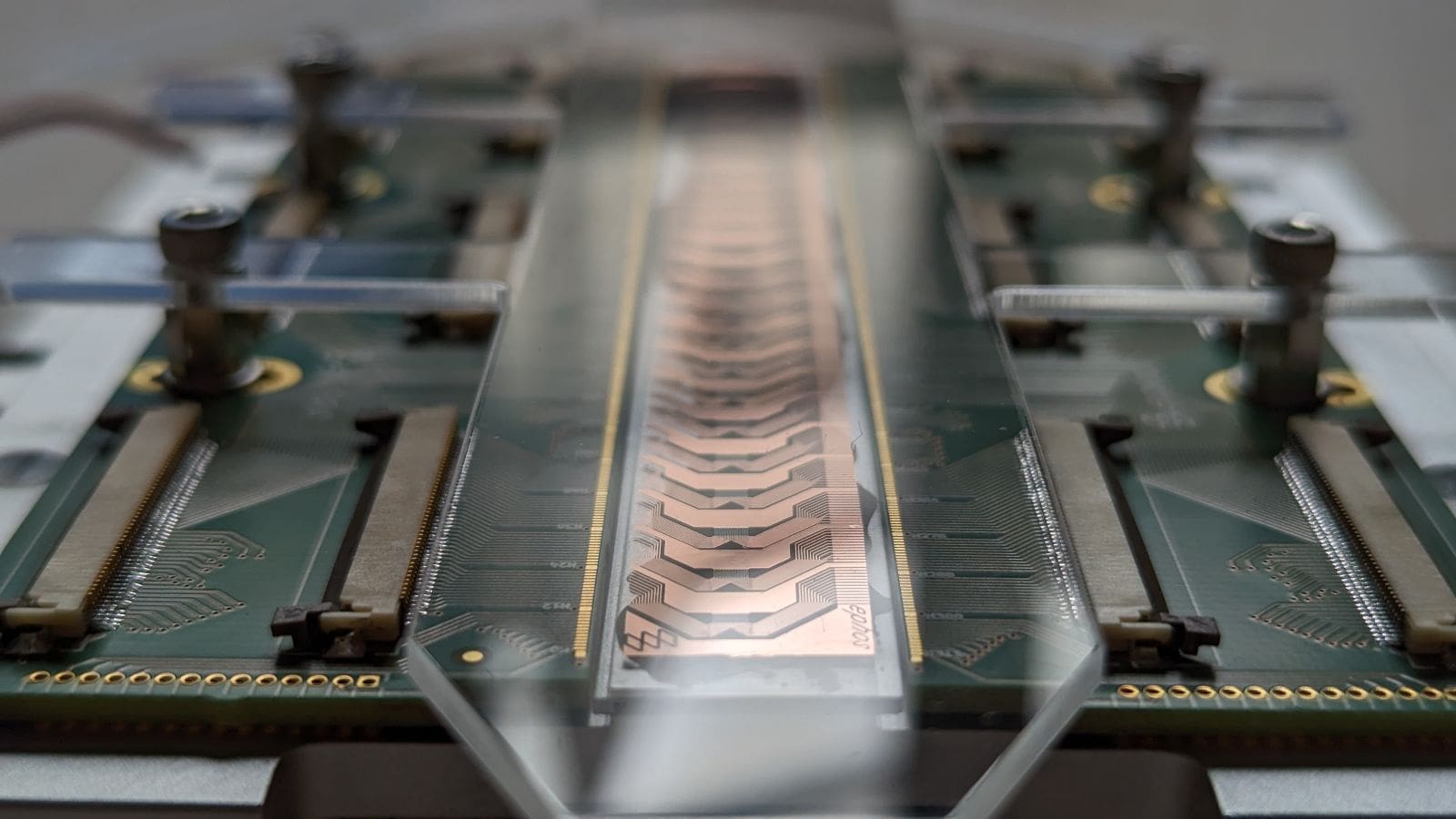 Ephos Raises $8.5M to Produce Glass-Based Quantum Photonic Chips