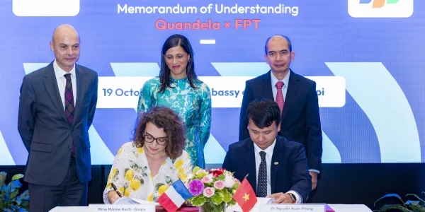 Marine Xech-Gaspa, Director of Institutional Affairs and Public Policy at Quandela, signs the agreement alongside Dr. Ng