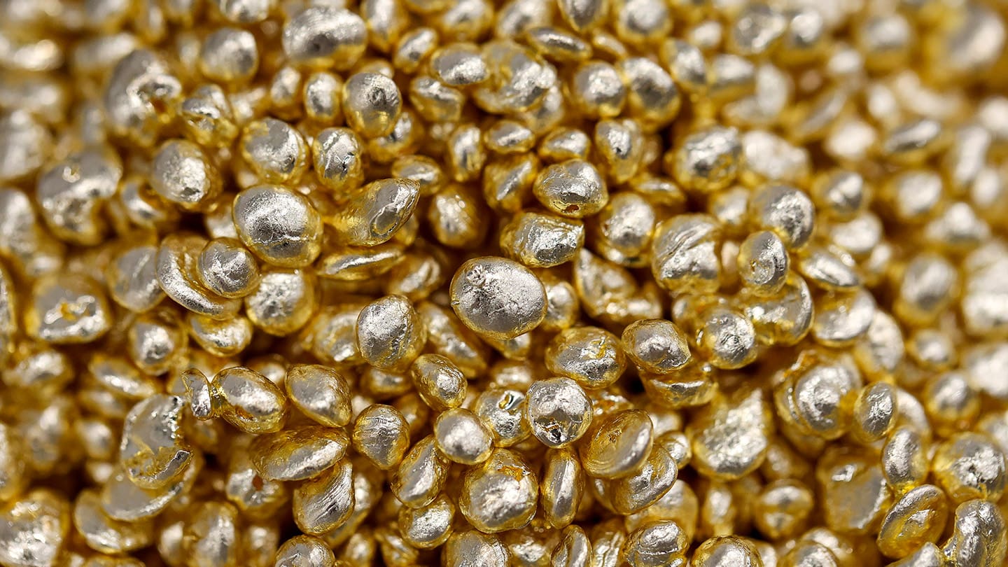 Gold Atoms Rearrange to Block Oxidation in Seconds