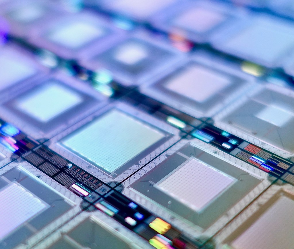 Tired of Alice and Bob? Understanding quantum computing the easy way