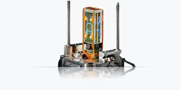 Infleqtion neutral-atom quantum core, the glass vacuum science cell on its mount that holds the trapped atoms