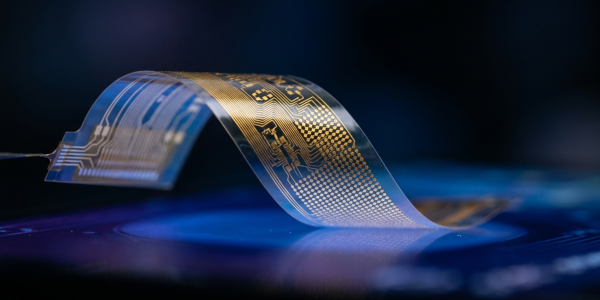 A flexible electrode array arcing over a blue glow