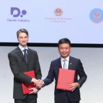 Giáo sư Joachim Mathiesen, Viện trưởng Viện Niels Bohr thuộc Đại học Copenhagen và ông Phạm Minh Tuấn, Phó Tổng Giám đốc