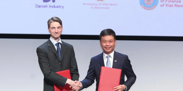 Giáo sư Joachim Mathiesen, Viện trưởng Viện Niels Bohr thuộc Đại học Copenhagen và ông Phạm Minh Tuấn, Phó Tổng Giám đốc